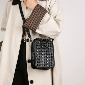 <span class=keywords><strong>Borsa</strong></span> Messenger a tracolla <span class=keywords><strong>nera</strong></span> Chic da donna in pelle sintetica con borchie decorative piccola <span class=keywords><strong>borsa</strong></span> a tracolla - Product Image 2