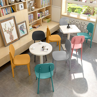 Chaises de salle à manger empilables colorées de style nordique à prix de gros, tables durables avec plateau en mélamine blanche pour les aires de restauration et les cantines