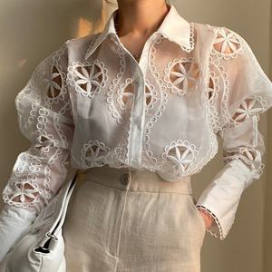 Camisa Elegante de Manga Abullonada con Diseño de Malla Hueca para Mujer, Cuello Polo, Abotonadura Sencilla, Colección Primavera 2025 al por Mayor - Product Image 2