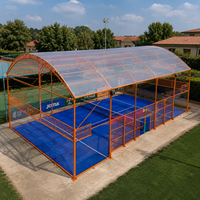 Terrain de padel modulaire abrié avec toit, protection UV et anti-pluie, structure résistante au vent de niveau 8, matériau en acier galvanisé à chaud
