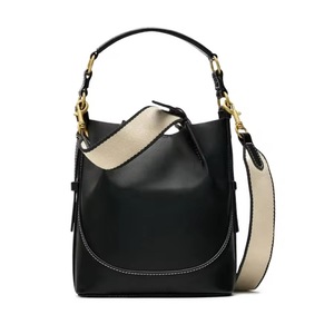 Bolso grande de hombro para mujer con asa ancha y correa larga en un lado, bolso tipo cubo Kult. - Product Image 2