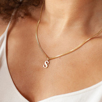 Collar con alfabeto de acero inoxidable chapado en oro personalizable EManco, colgante con inicial de, nombre personalizado, regalo de perla, Estilo clásico