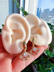 Boucles d'oreilles pendantes personnalisées en forme de planète, en laiton plaqué or, avec CZ, style espace Saturne, pour femmes, vente en gros de bijoux OEM - Product Image 2