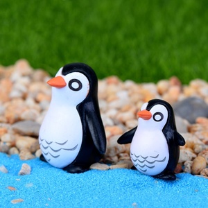 Decorazione creativa personalizzabile del Micro paesaggio dei mestieri della resina con gli ornamenti del figlio del padre del pinguino del fumetto per l'abbellimento dell'automobile di casa - Product Image 1