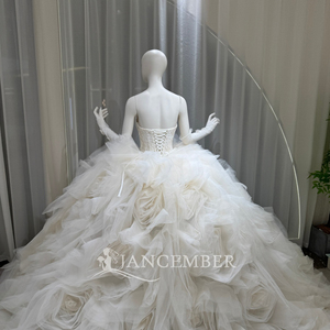 Robe de mariée de luxe Lsoy064 en organza crème avec rosettes, dentelle et perles, coupe princesse avec traîne et voile, sur mesure Jancember - Product Image 4