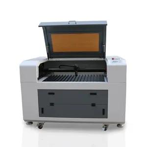 DDP an die Tür günstiger Preis doppelfarbige Platte Tuch Leder Schneidebett Co2 Laser Gravur-Schneidemaschine 690 günstigster Preis