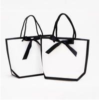 Sac en papier carton blanc avec ruban noir Boîtes d'emballage Shopping Sac à main Boîte à lunch Conteneur alimentaire Bowknot Cadeaux Sacs