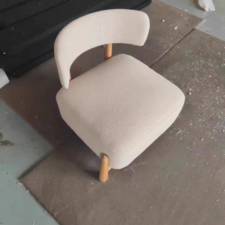 เบาะหุ้มสีเทาอ่อน ขาไม้ธรรมชาติ