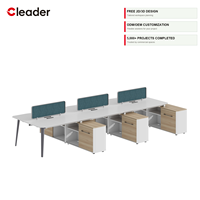 Table d'ordinateur moderne pour 2 personnes, plateau blanc à bords arrondis, pieds inclinés gris foncé, écran acoustique bleu sarcelle, piétement OEM