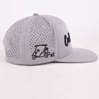 Gorra Snapback Urbana de 6 Paneles con Logotipo Personalizado OEM, Bordado 3D, Perforada, Transpirable, Ligera, Visera Plana y Orificios Cortados con Láser