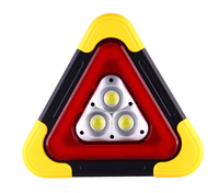 Feu de signalisation routière triangulaire LED solaire réfléchissant pour extérieur, idéal pour la sécurité des véhicules et les avertissements de travail.
