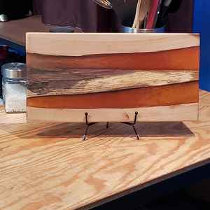 Tabla de Cortar de Madera de Resina Hecha a Mano con Madera de Acacia Sólida y Madera de Mango que Ofrece una Belleza de Grano Profundo y una Superficie Resistente - Product Image 4