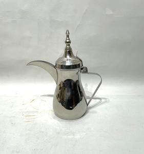 Elegante tetera de acero inoxidable diseñada en estilo tradicional árabe y de Oriente Medio, perfecta para servir té o café. - Product Image 2
