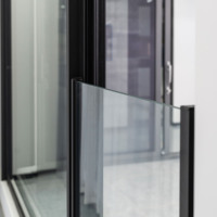 Ventana Moderna de Aluminio Negro Smeku con Panel de Acento Naranja, Marco Delgado, Ventana Panorámica de Vidrio para Oficina Creativa