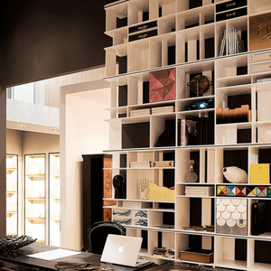 رف كتب إيطالي فاخر وعصري من الخشب الصلب قابل لتعديل الارتفاع وصديق للبيئة متعدد الأقسام للوضع على الأرض في غرفة المعيشة بالفيلا - Product Image 3