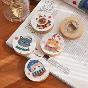 Abridor de Botellas de Cerveza Redondo de Madera con Diseño de Gato Navideño y Imán para Refrigerador - Product Image 6