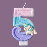 Bougies d'anniversaire en forme de licorne macaron sans fumée et écologiques pour la décoration de la table de dessert lors d'une fête d'anniversaire familiale