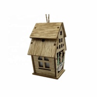 Maison de Noël en bois faite à la main USUN avec lumières LED changeantes de couleur 6,2x4,7x8,3cm pour la décoration de Noël
