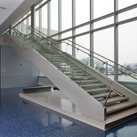 Escalier droit moderne et contemporain pour intérieur, à double poutre, structure acier-bois, garde-corps en verre, marches en pierre
