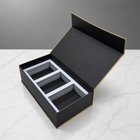 Boîte rigide à rabat magnétique noir et or avec insert en mousse à 3 compartiments, emballage cadeau de luxe