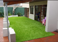 Gazon artificiel vert, tapis de gazon, aspect naturel, gazon vert résistant aux UV, pelouse synthétique pour aménagement extérieur