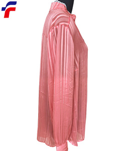 100% Polyester Gestreifter Dobby-Chiffon Damen-Bluse in <span class=keywords><strong>Rosa</strong></span> Übergröße mit Spitzenverzierung am Hals und Knopfleistenkanten - Product Image 2