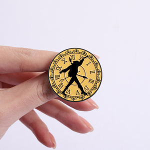 Broche de Esmalte Chrono Trigger Estilo JRPG Retrô com Silhueta da Espada de Crono e Mostrador de Números Romanos Atacado - Product Image 4