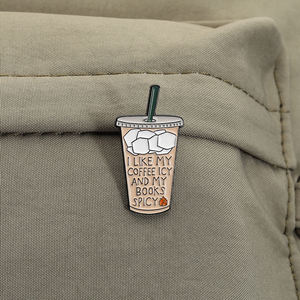 Spilla in smalto con <span class=keywords><strong>citazione</strong></span> lifestyle: 'Iced Coffee Spicy Books', 'I Like My Coffee Iced and My Books Spicy', vendita all'ingrosso - Product Image 3