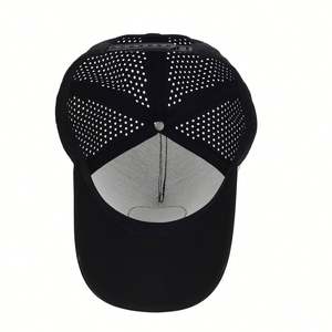 Gorra de béisbol de 5 paneles sin estructura personalizada al por mayor con orificios cortados a láser, tela común, para las cuatro estaciones, con logo de goma PVC - Product Image 6