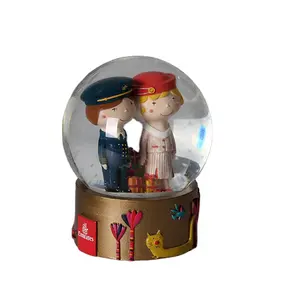 Bola Salju kaca pernikahan lucu kustom murah kubah bola salju Polyresin untuk hadiah Souvenir bola salju kustom