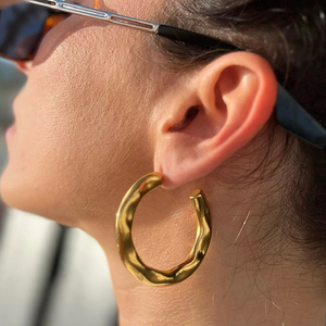 وصل حديثًا أقراط كبيرة مكتنزة مقاومة للتشويه على شكل سي سي مطرقة نسيج ذهبي طوق من الفولاذ المقاوم للصدأ أقراط للنساء - Product Image 1