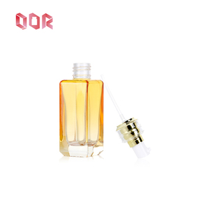 Botella cuadrada de vidrio transparente amarillo, envase cosmético personalizado vacío para paquete de cosméticos con cabezal de bomba a presión. - Product Image 4