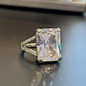 Bague de fiançailles classique pour femme en or blanc avec diamant taille princesse couleur D naturel F1475 - Product Image 5