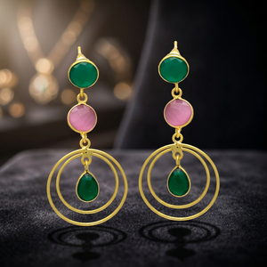 Nouvelles boucles d'oreilles pendantes en laiton plaqué or, design ethnique unique, avec pierre précieuse émeraude hydro, pour mariage, fiançailles, anniversaire - Product Image 2