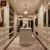 Ensemble de meubles de chambre à coucher de luxe en bois massif, comprenant une armoire ouverte avec portes coulissantes, un dressing au design personnalisable et une armoire Shaker minimaliste