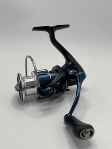 <span class=keywords><strong>Moulinet</strong></span> de pêche spinning durable pour carpes et barres, avec poignée interchangeable, bobine métallique, rotation fluide, logo personnalisé - Vente en gros usine - Product Image 1