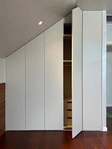 <span class=keywords><strong>Armadio</strong></span> Moderno in Legno per Camera da Letto con Ante a Battente - Design Durevole - Soluzione per Ottimizzazione dello Spazio e Stoccaggio in Soffitta - Product Image 1