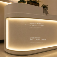 Comptoir de réception design minimaliste, élégant, blanc, avec façade arrondie, comptoir de service haut de gamme pour hôtel boutique