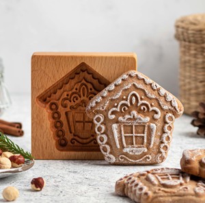 Molde cortador de galletas de madera de haya con diseño floral de castillo, panal de miel y avellanas, y cesta de frutas - Product Image 2