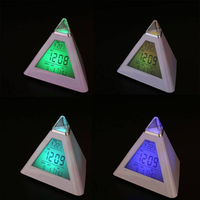 Meilleures ventes - Réveil numérique LED triangulaire à 7 couleurs changeantes - Fonction snooze - Horloge de table pour enfants