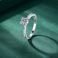 Bague Ronde Personnalisée à Quatre Griffes en Argent Massif S925 avec Moissanite 0,5 Carat pour Femme – Vente en Gros de Bijoux Fins – Cadeau Saint-Valentin