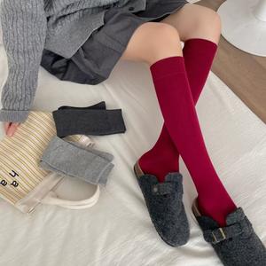 Jingwen OEM Stapel Sokken Chaussettes en coton de couleur unie, minces et mignonnes, de style universitaire, chaudes, aux genoux pour femmes, automne - Product Image 3