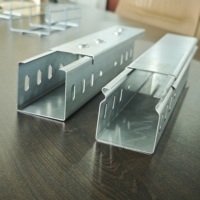 Goulotte de câblage flexible en acier galvanisé à fentes, homologuée UL, structure stable, pour entrepôt et usine de production, pour câbles d'alimentation et de signalisation