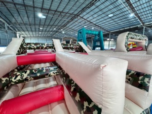 Parcours d'obstacles gonflable géant en bâche PVC certifié EN14960, 100 pieds <span class=keywords><strong>de</strong></span> long, mur d'escalade et toboggan, idéal pour les événements d'entreprise - Product Image 2