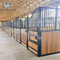 Panneaux de box pour chevaux européens élégants avec portes battantes et fenêtre