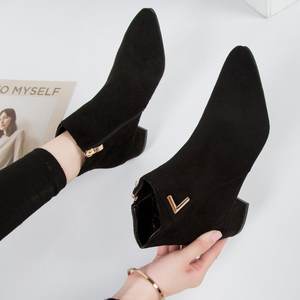 Bottes à talon bas en faux <span class=keywords><strong>daim</strong></span> noir pour <span class=keywords><strong>femme</strong></span>, à bout pointu, avec fermeture éclair et décor en V métallique, idéales pour le quotidien - Vente en gros usine - Product Image 1