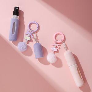 Mini botella de perfume recargable de 5ml con llavero de felpa de PU, contenedor portátil a prueba de fugas con ventana para pulverizar fragancia, ideal para bolsos de viaje y llaves. - Product Image 2