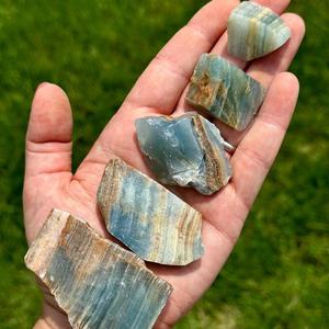 Pierre brute d'onyx bleu naturel en gros, cristal brut, spécimen minéral pour le polissage, le cabochon, la guérison, la décoration de la maison - Product Image 4