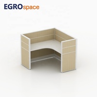 Solution de mobilier de bureau EGROspace : Poste de travail individuel pour centre d'appels avec cloison de séparation
