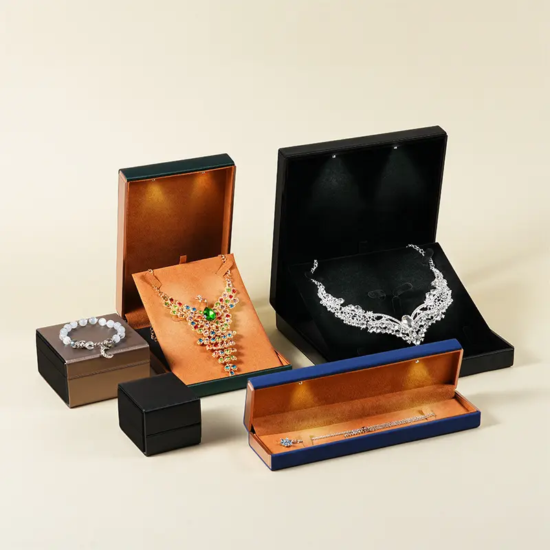 Existencias del fabricante Caja de joyería de moda de gama alta Anillo Colgante Reloj Luminoso LED Collar Conjunto Caja de almacenamiento de joyería